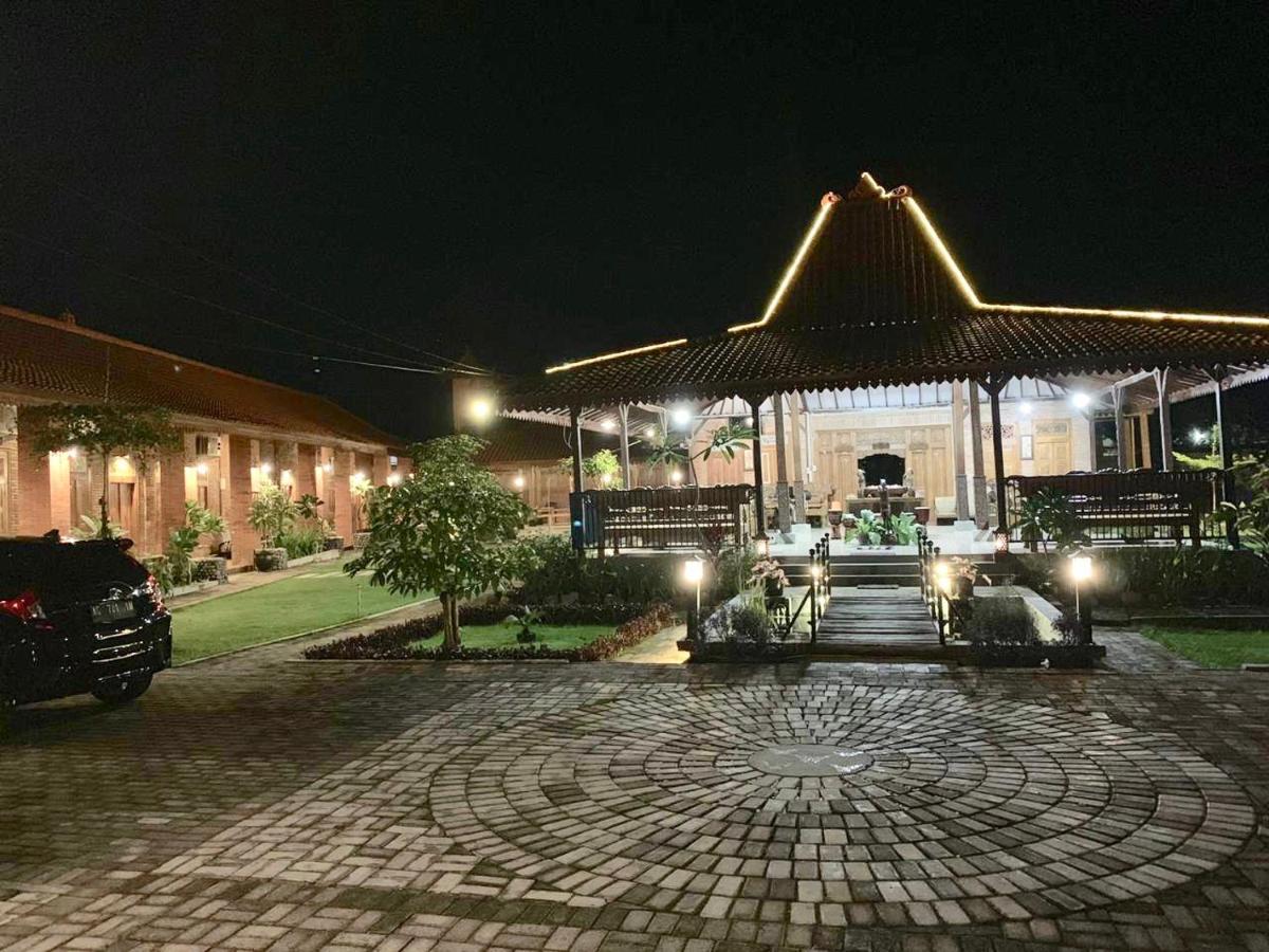 Djoglo Djatimalang Guesthouse Blitar Kültér fotó