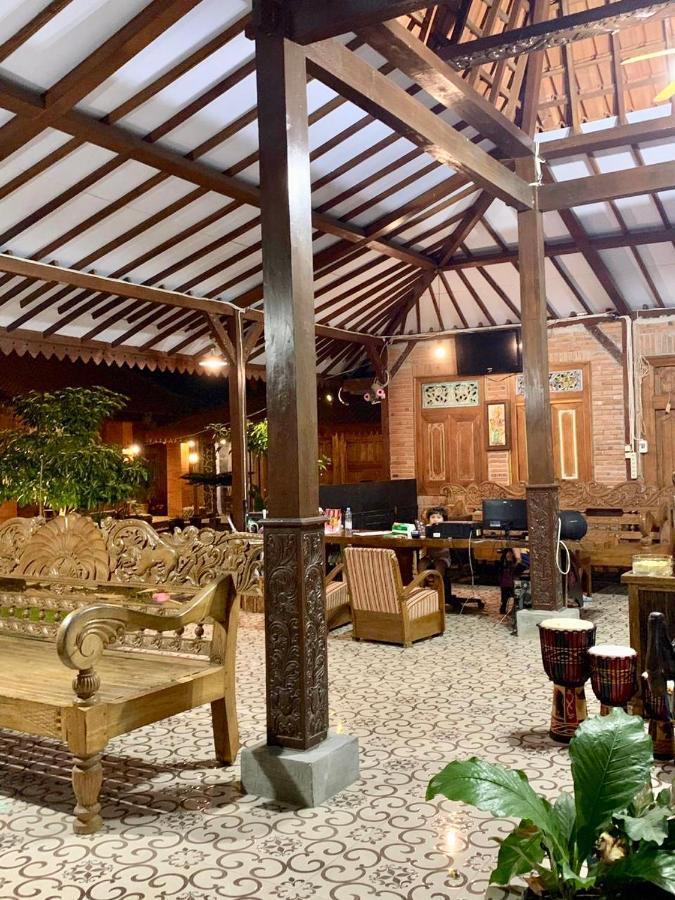 Djoglo Djatimalang Guesthouse Blitar Kültér fotó